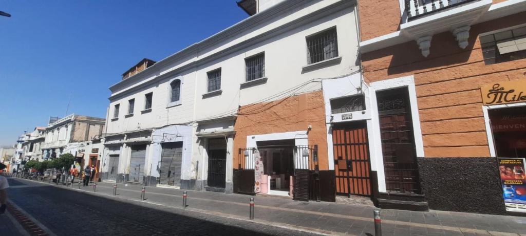 uma rua com edifícios ao lado de uma estrada em Peter's Hostel em Arequipa