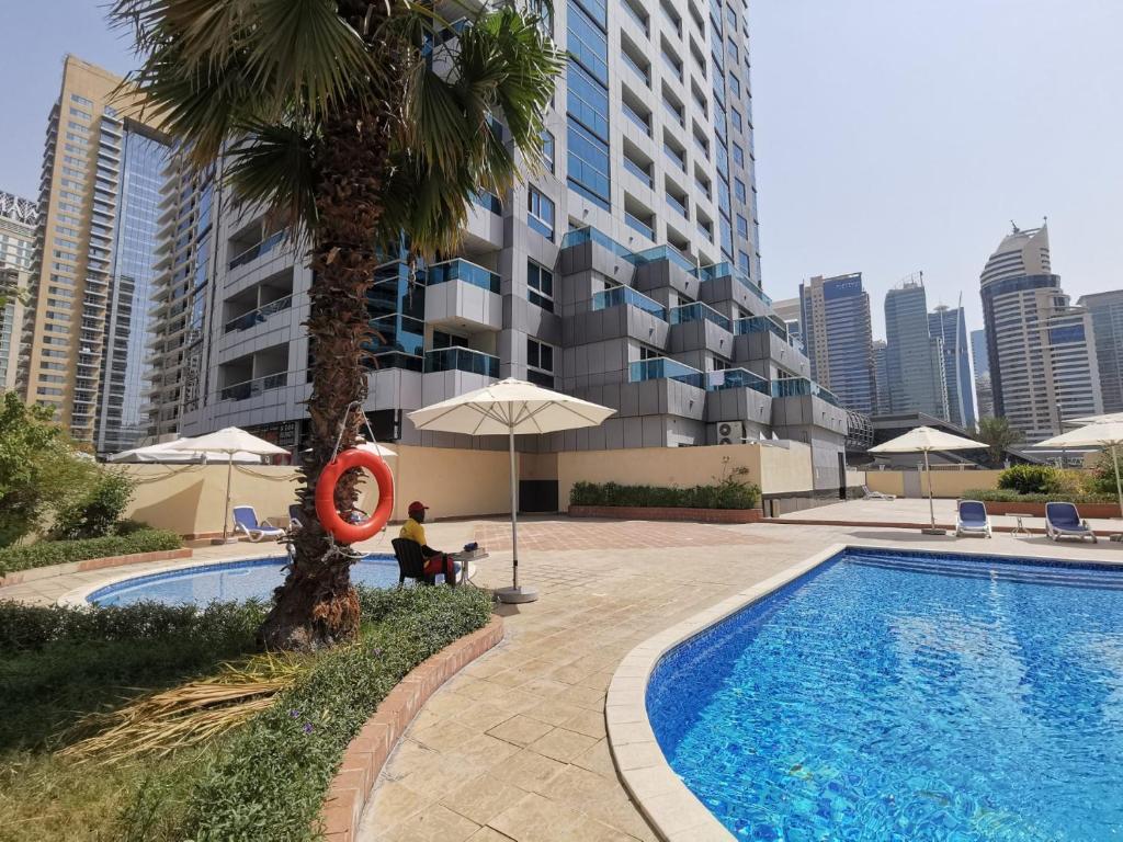 Fotografie z fotogalerie ubytování 1 BR renovated apartment in Marina Diamond 3 close to tram and metro v Dubaji
