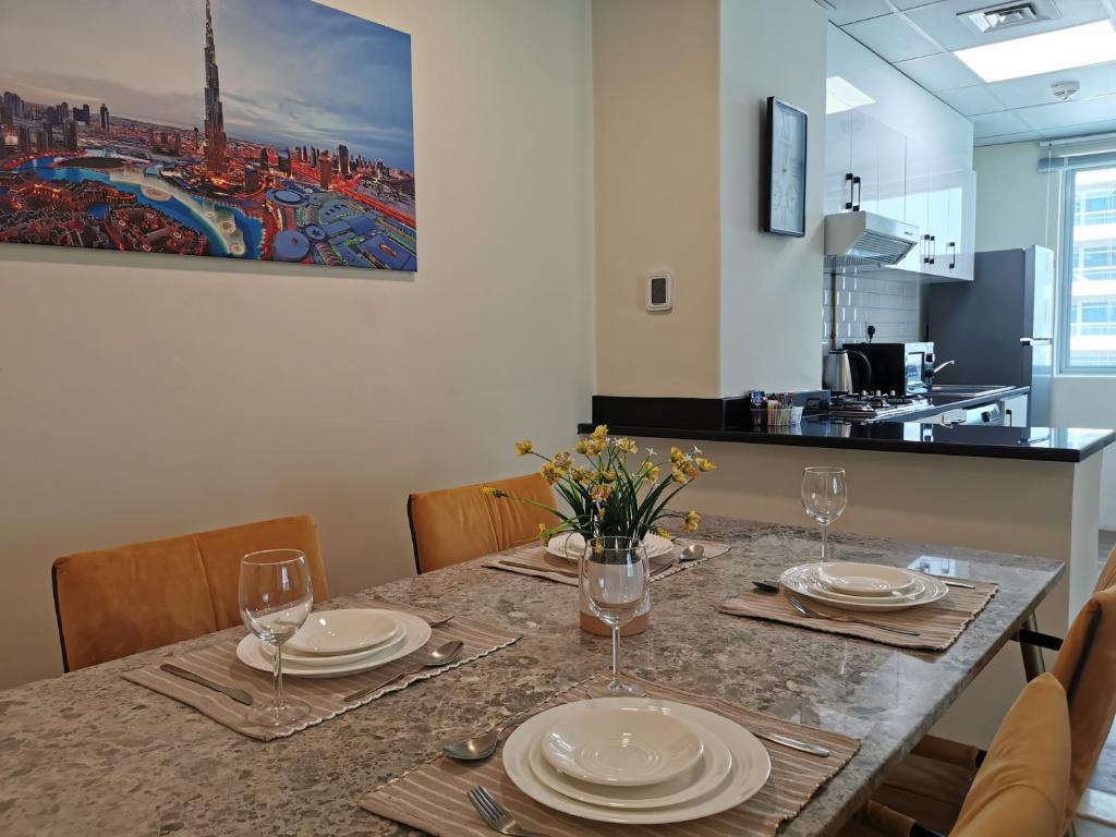 Fotografie z fotogalerie ubytování 1 BR renovated apartment in Marina Diamond 3 close to tram and metro v Dubaji