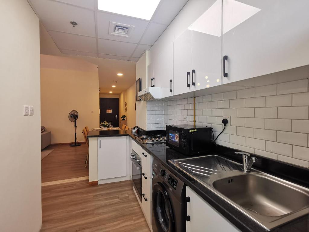 Fotografie z fotogalerie ubytování 1 BR renovated apartment in Marina Diamond 3 close to tram and metro v Dubaji
