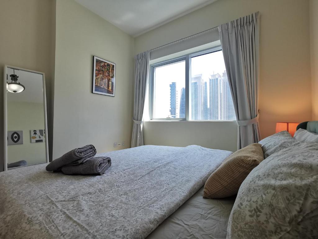 Fotografie z fotogalerie ubytování 1 BR renovated apartment in Marina Diamond 3 close to tram and metro v Dubaji
