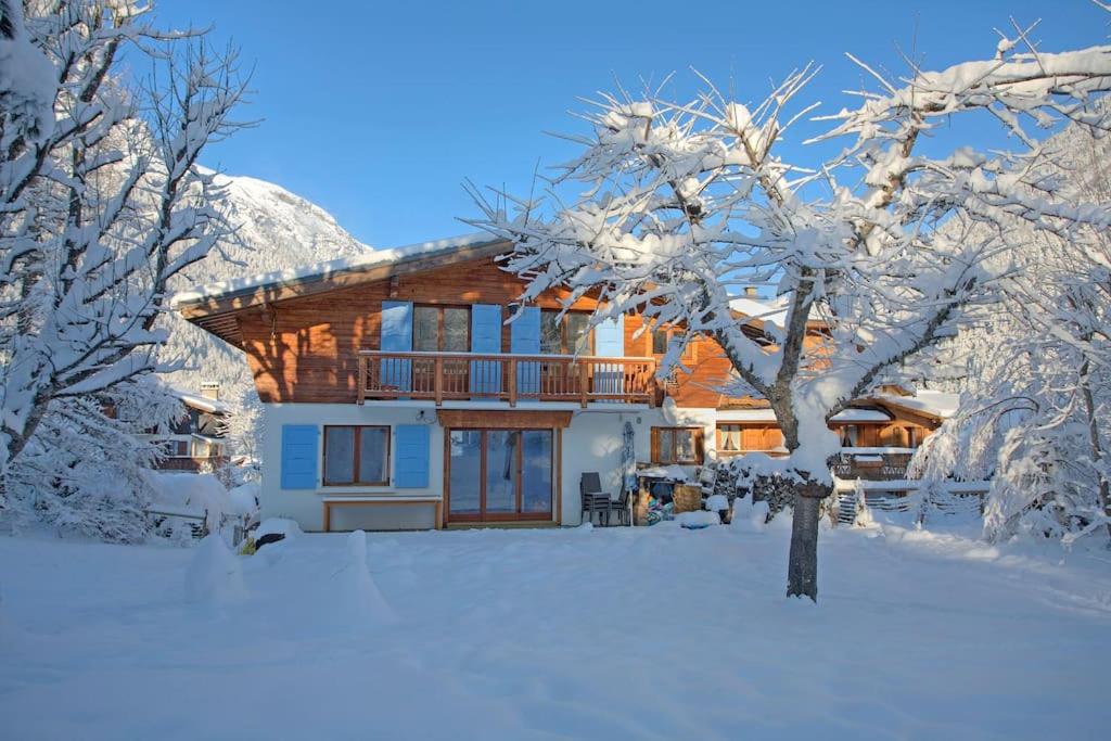 Chalet Clara في شامونيه مون بلان: منزل في الثلج مع أشجار مغطاة بالثلج