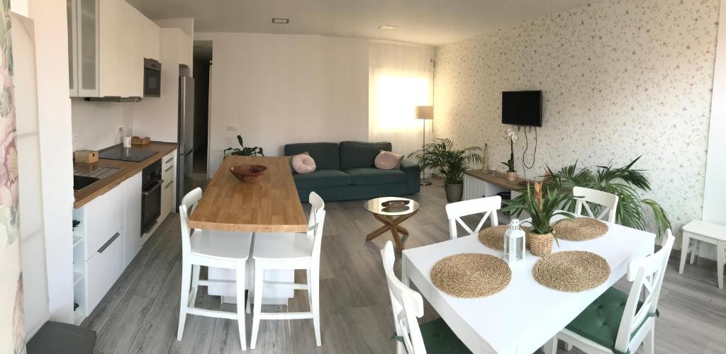 een keuken en een woonkamer met een tafel en stoelen bij Paraíso playero en Las Palmas in Las Palmas de Gran Canaria