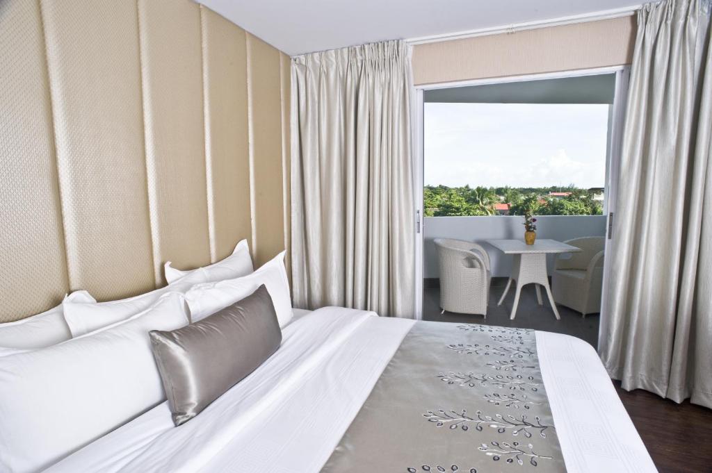 Una cama o camas en una habitación de Goldberry Suites & Hotel Mactan