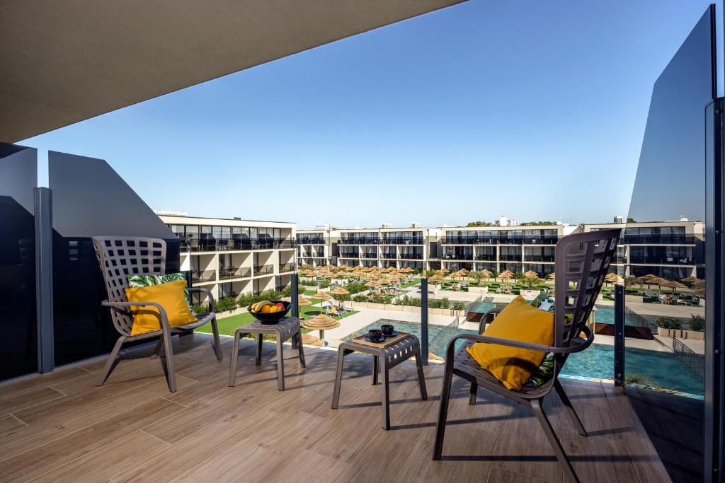 The swimming pool at or close to Resort Del Mar Emotion
