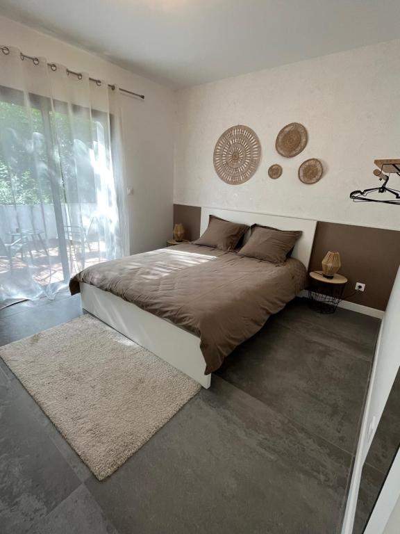 Ένα ή περισσότερα κρεβάτια σε δωμάτιο στο Salles, Maison à 30 min d'Arcachon