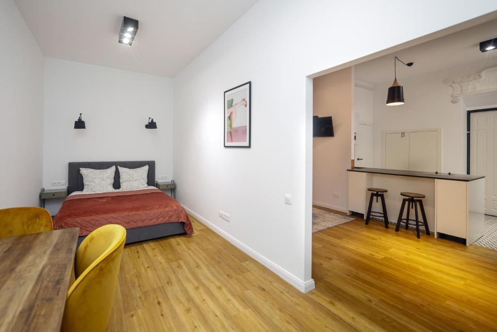 - une chambre avec un lit, une table et des chaises dans l'établissement Well located cozy place, à Lviv