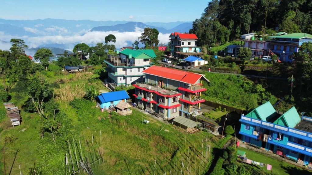 een groep huizen bovenop een heuvel bij Mountain View Passaddhi Comfort Stay in Kalimpong