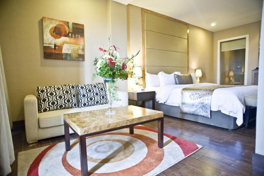 Una cama o camas en una habitación de Goldberry Suites & Hotel Mactan