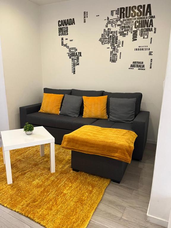 een woonkamer met een bank en een tafel bij New House Design, Typical Lisbon in Lissabon