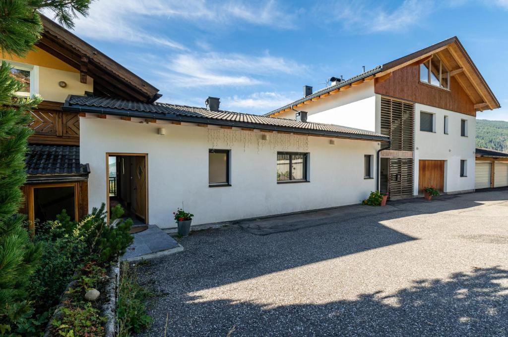 una gran casa blanca con entrada en Apt Waldblick, en Maranza