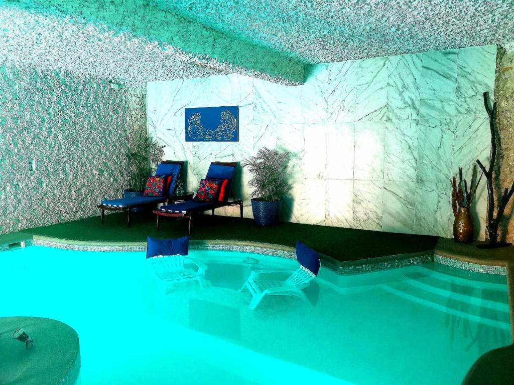 Bazén v ubytování Mayan Majesty Boutique Hotel nebo v jeho okolí
