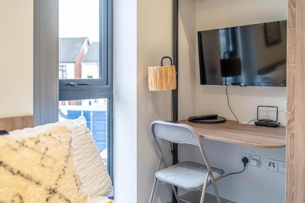 Modern Studio Apartment with Free Parking in Wolverhampton 5min walk to City Centre - Studio Standard