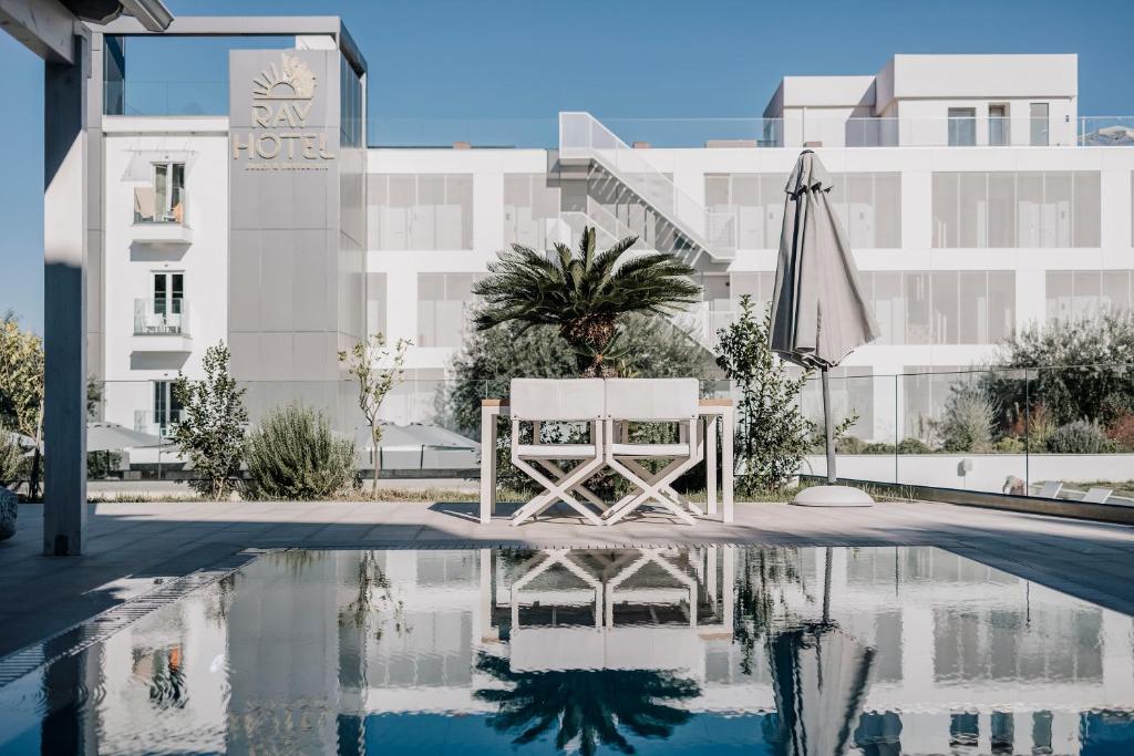 Bazén v ubytování Ray Hotel Corfu nebo v jeho okolí