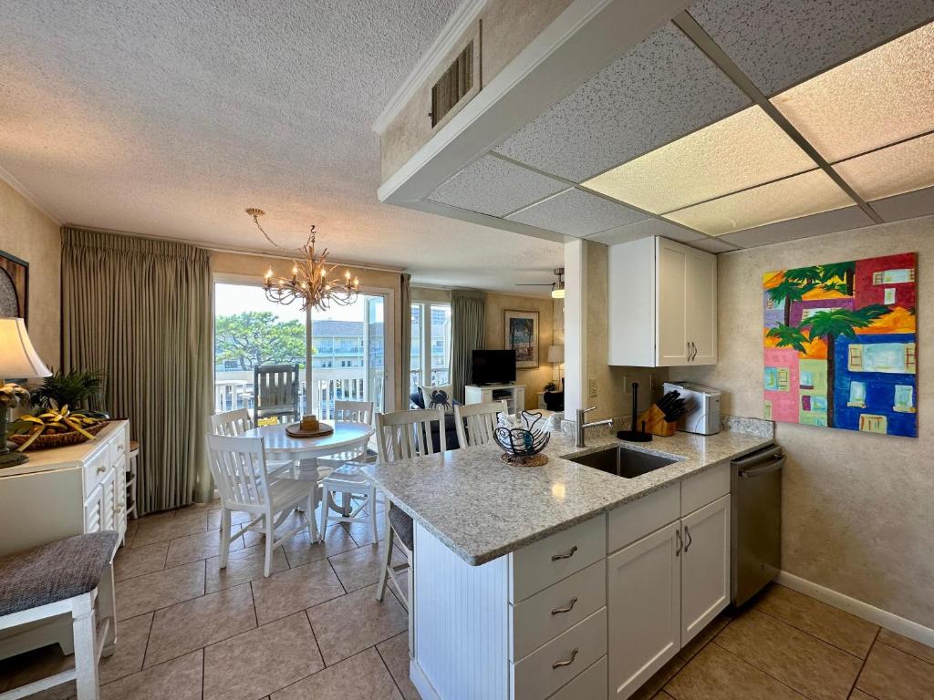 Cuisine ou kitchenette dans l'établissement Sandpiper Cove 2033