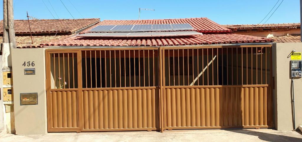 ein Gebäude mit einem Tor mit Sonnenkollektoren in der Unterkunft Casa Temporada Guriri Pé na areia! in São Mateus