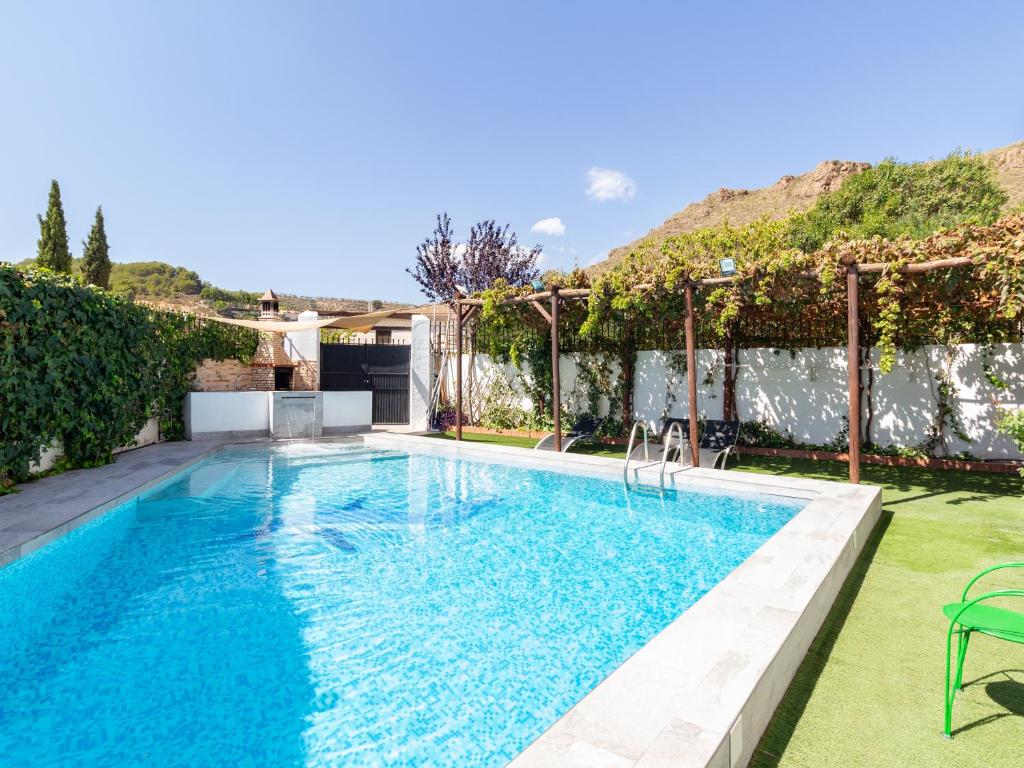 una piscina en el patio trasero de una casa en Casa samia, en Cónchar