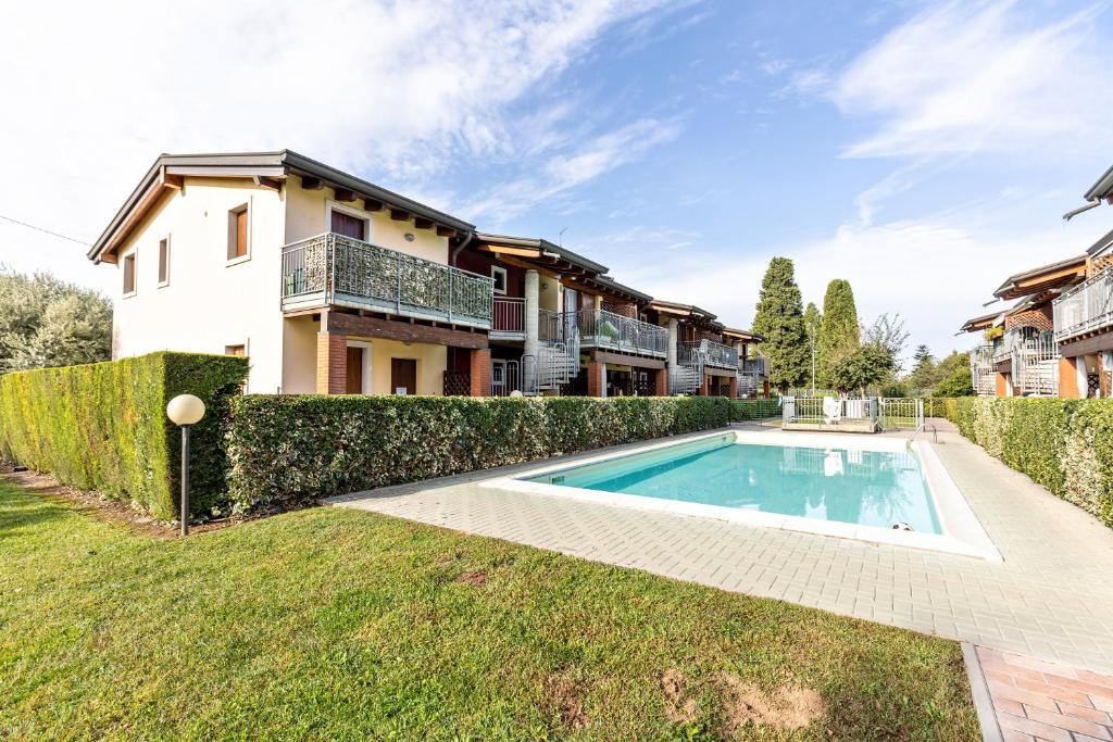 ein Haus mit Pool im Hof in der Unterkunft residence la corte near Gardaland in Castelnuovo del Garda