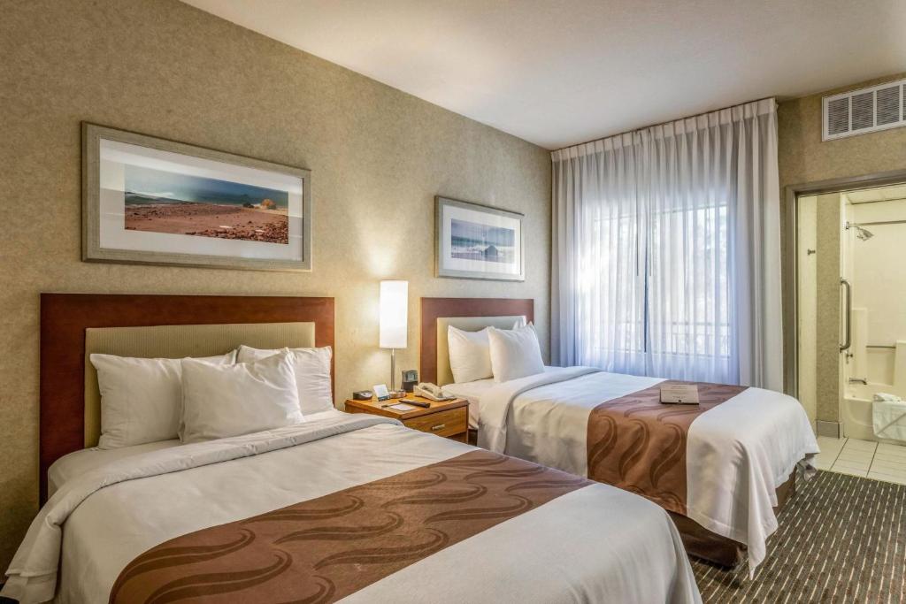 מיטה או מיטות בחדר ב-Quality Suites Downtown San Luis Obispo