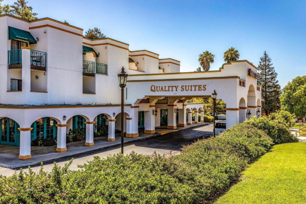 a building with a sign that reads quality suites at Quality Suites Downtown San Luis Obispo in San Luis Obispo