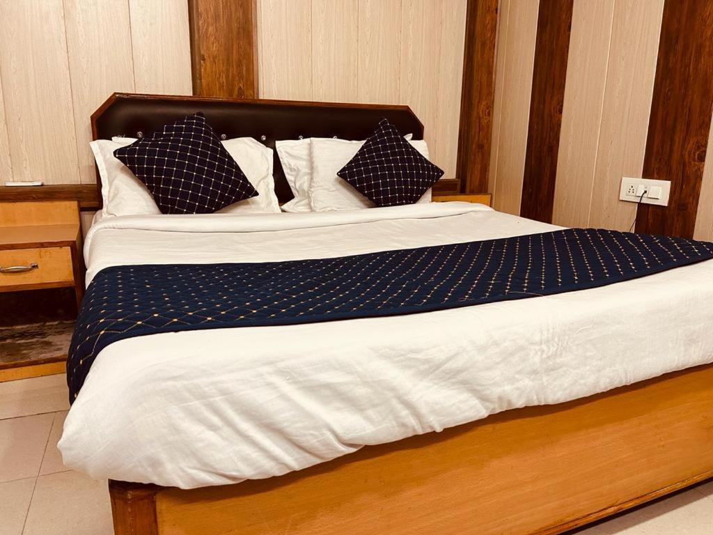 瑞詩凱詩的住宿－4 U Premium Tapovan Rishikesh，一张带黑白枕头的床