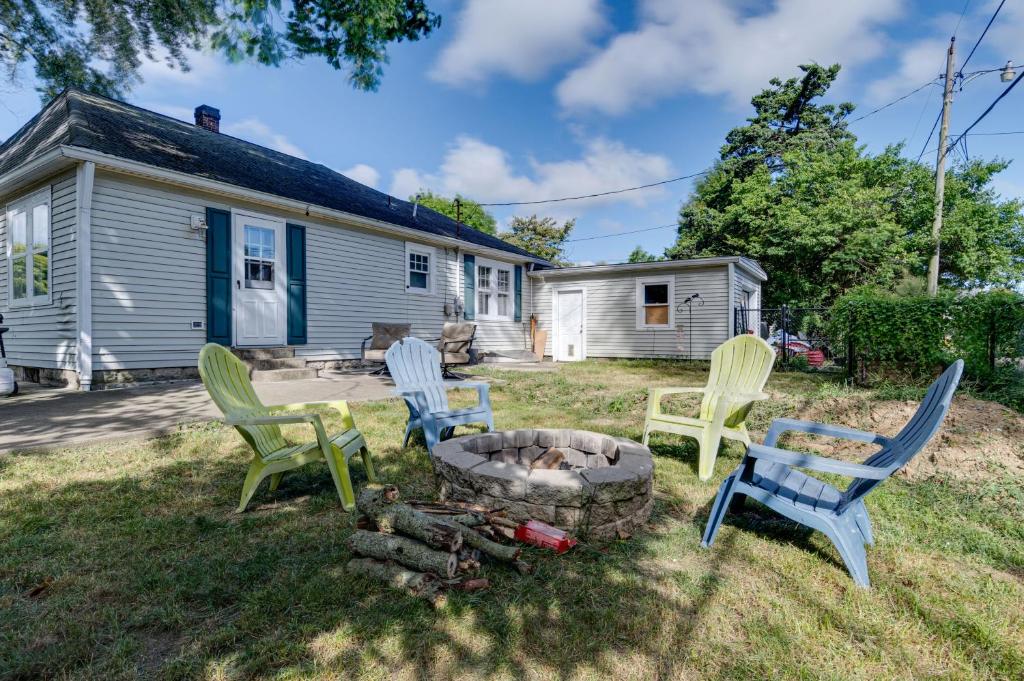 un grupo de sillas sentadas alrededor de una hoguera en Family-Friendly Fortville Rental Home with Fire Pit!, en Fortville