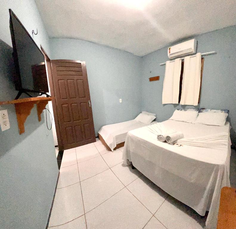 a hospital room with a bed and a television at Pousada Apart Amor de Jeri in Jericoacoara