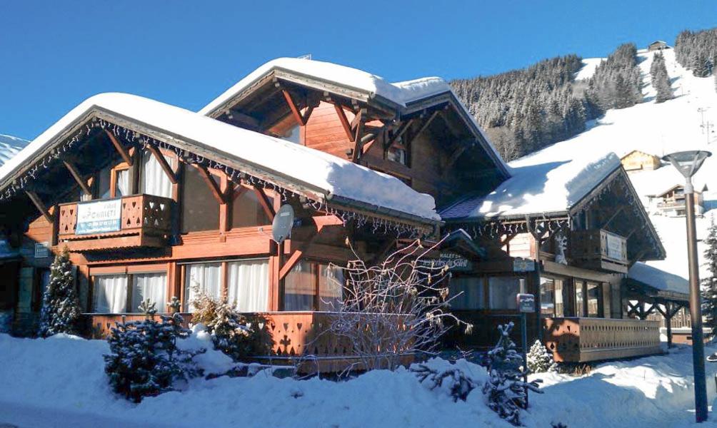 Une grande maison en bois recouverte de neige dans l'établissement Chalet Portes du Soleil 1, aux Gets