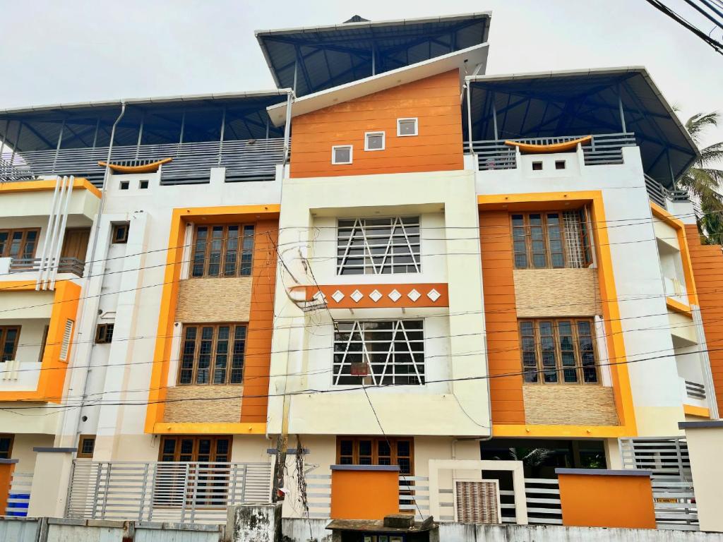 um edifício de cor laranja e branca em Thrissur Villas Home Stay em Thrissur