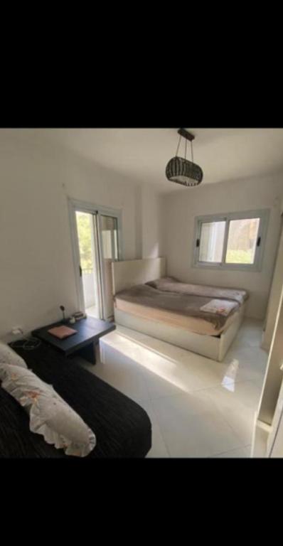 1 dormitorio con 2 camas en una habitación en Badr, en El Cairo