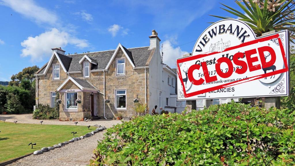 a house with a closed sign in front of it at Viewbank Guest House in Whiting Bay