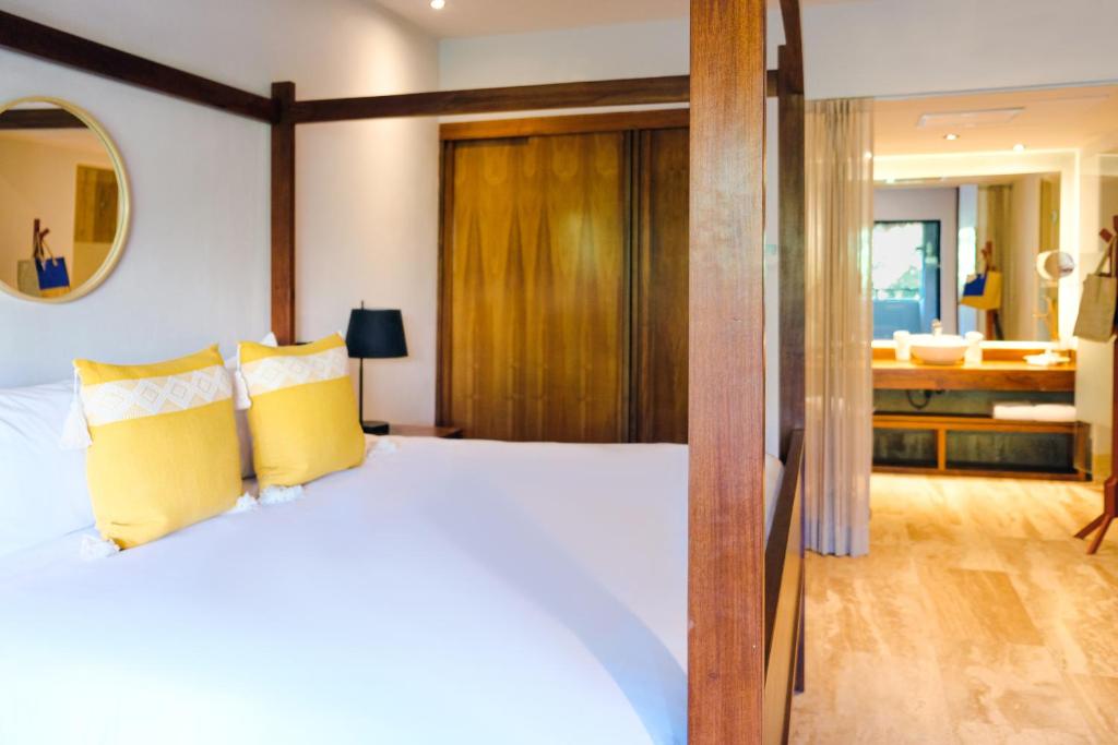 Postel nebo postele na pokoji v ubytování Kimpton Aluna Resort Tulum by IHG