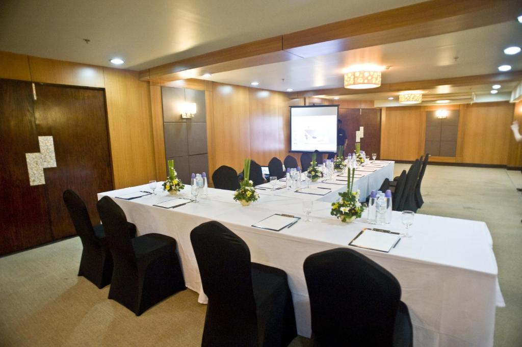 El área de trabajo o centro de convenciones de Goldberry Suites & Hotel Mactan