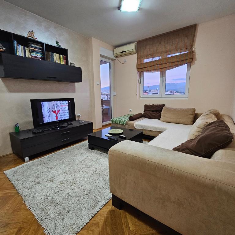 En TV eller et underholdningssystem på Sunshine Apartment Podgorica