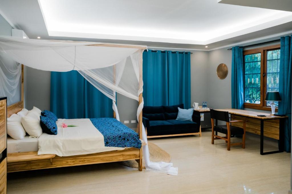 杜篤瑪的住宿－Domiya Estate Ltd，卧室配有1张床、1张桌子和1把椅子