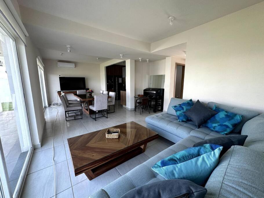 uma sala de estar com um sofá e uma mesa de centro em ¡Date un break del estrés! em Oaxtepec