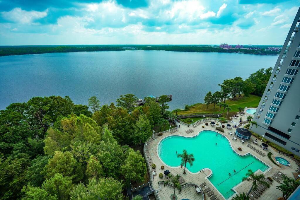 eine Luftansicht eines großen Wasserkörpers in der Unterkunft Orlando Apt 9th Floor 5 min from Disney in Orlando