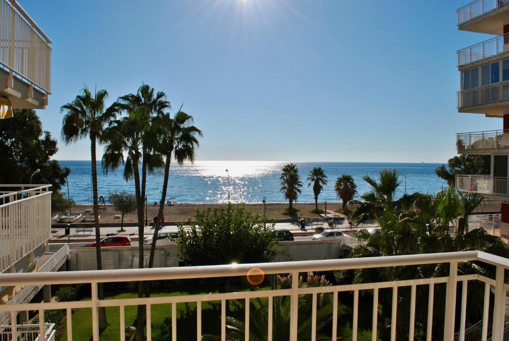 Una vista de la playa desde el balcón de un resort. en Apartamento Benicasim 1ª línea de playa, en Benicàssim