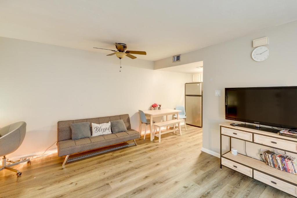 TV a/nebo společenská místnost v ubytování 3 Mi to Dtwn Austin Pet-Friendly Condo with Pool
