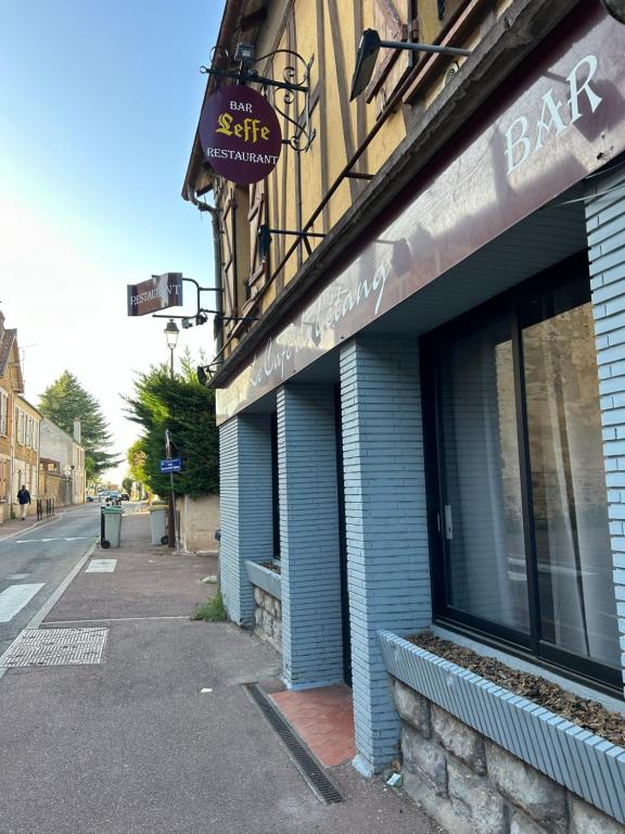 a blue building with a bar on a street at Charmant studio au bord du lac d’Elancourt village in Élancourt