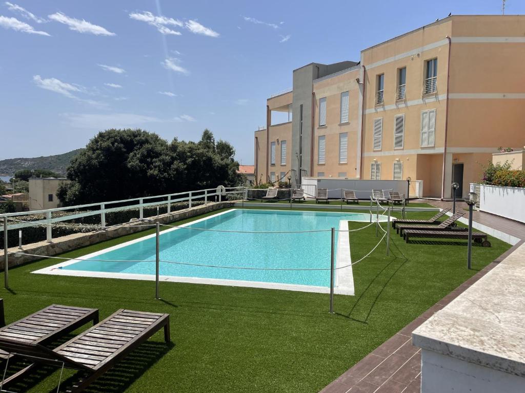 a swimming pool with a net in a yard at Residenza Mordini in La Maddalena