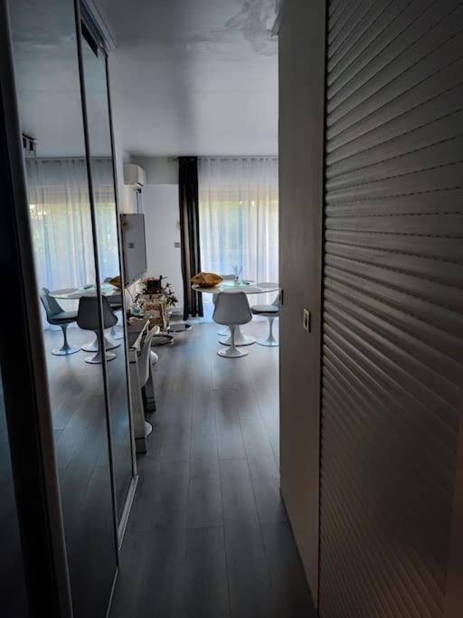 - un couloir avec des chaises et une table dans une chambre dans l'établissement Studio 31 m², à Nice