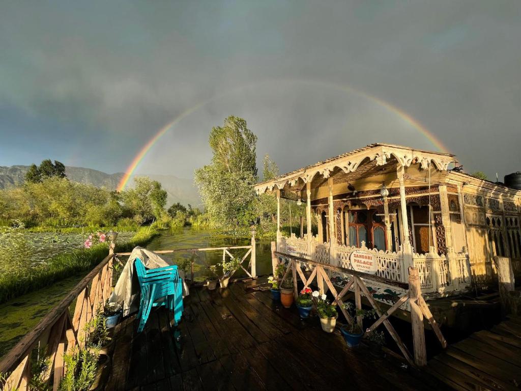 una casa con un arco iris en el fondo en Houseboat Zaindari Palace, en Srinagar