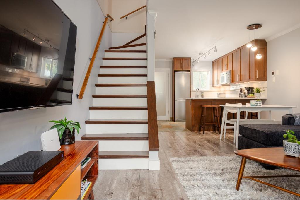 Kuchyň nebo kuchyňský kout v ubytování Beautiful Multi-Level Townhome 2BR in Creekside by Harmony Whistler