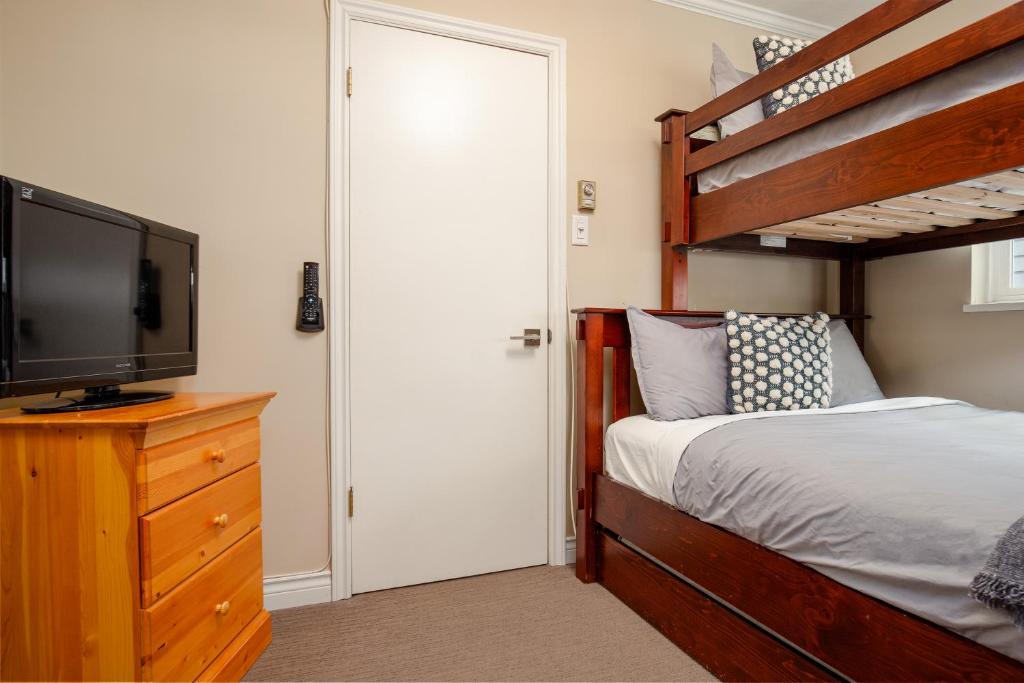 Postel nebo postele na pokoji v ubytování Beautiful Multi-Level Townhome 2BR in Creekside by Harmony Whistler