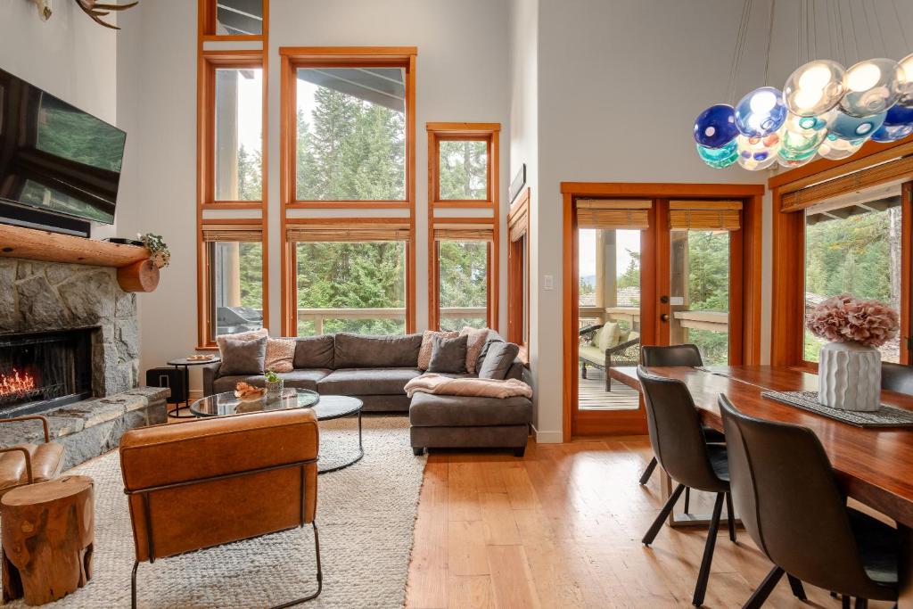 ウィスラーにあるLuxury Mountain Retreat with PRIVATE Hot Tub by Harmony Whistlerのソファと暖炉のあるリビングルーム