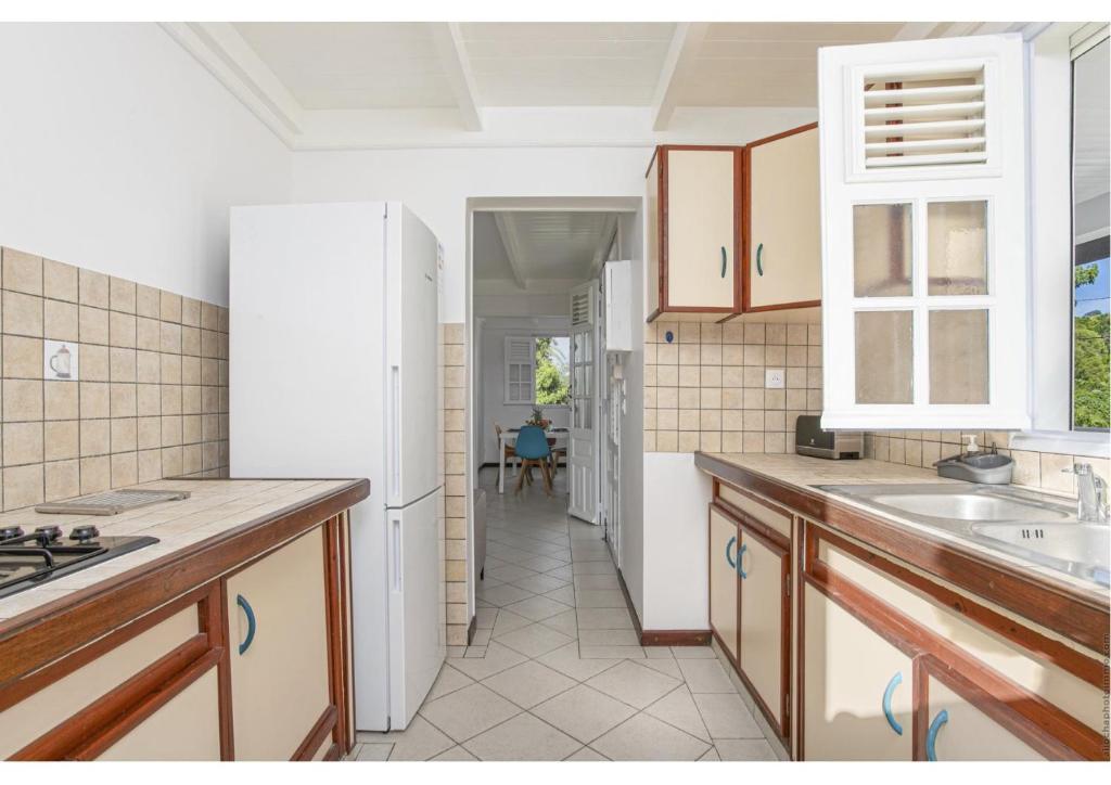 Kuchyň nebo kuchyňský kout v ubytování Anthurium, Superbe haut de villa F3 proche plage, Anse Mitan