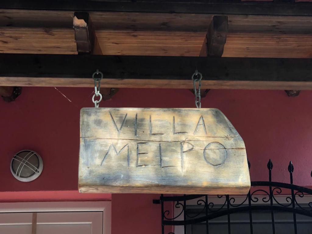 un cartel que dice Villa Mellor colgando del techo en Villa Melpo en Likodhrómion