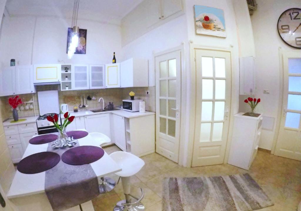 Kuchyňa alebo kuchynka v ubytovaní Mariann's modern apartment in the city center