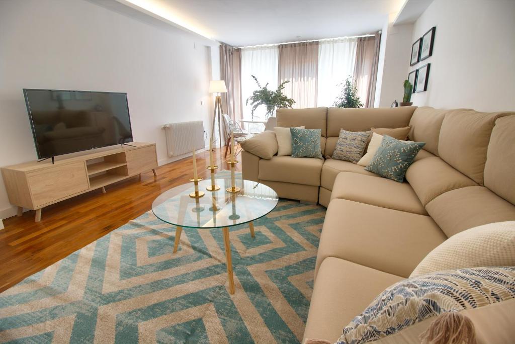 sala de estar con sofá y TV en Cuencaloft Luxurious, en Cuenca